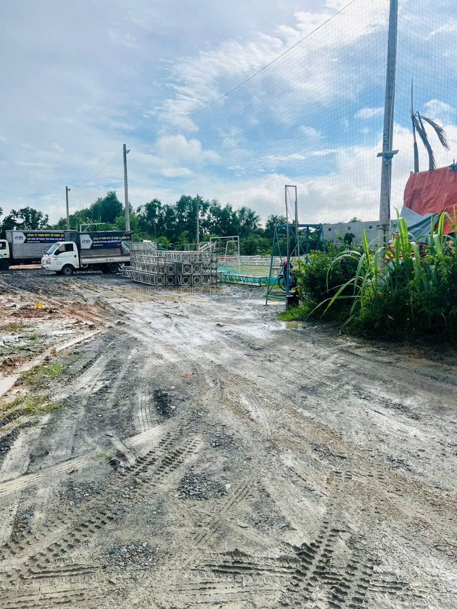 Bãi đất trống cạnh sân bóng, xe đơn vị sự kiện và giàn nhôm, 24/9/2026